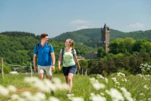 Dillenburg: Wanderer vor dem Wilhelmsturm © Dominik Ketz