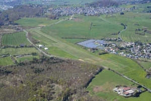 Hirzenhain Flugplatz (Foto: Carsten Steger / ccbySA4.0)